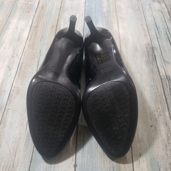 Michael kors Patent leather Heels. - Picture 3 of 10